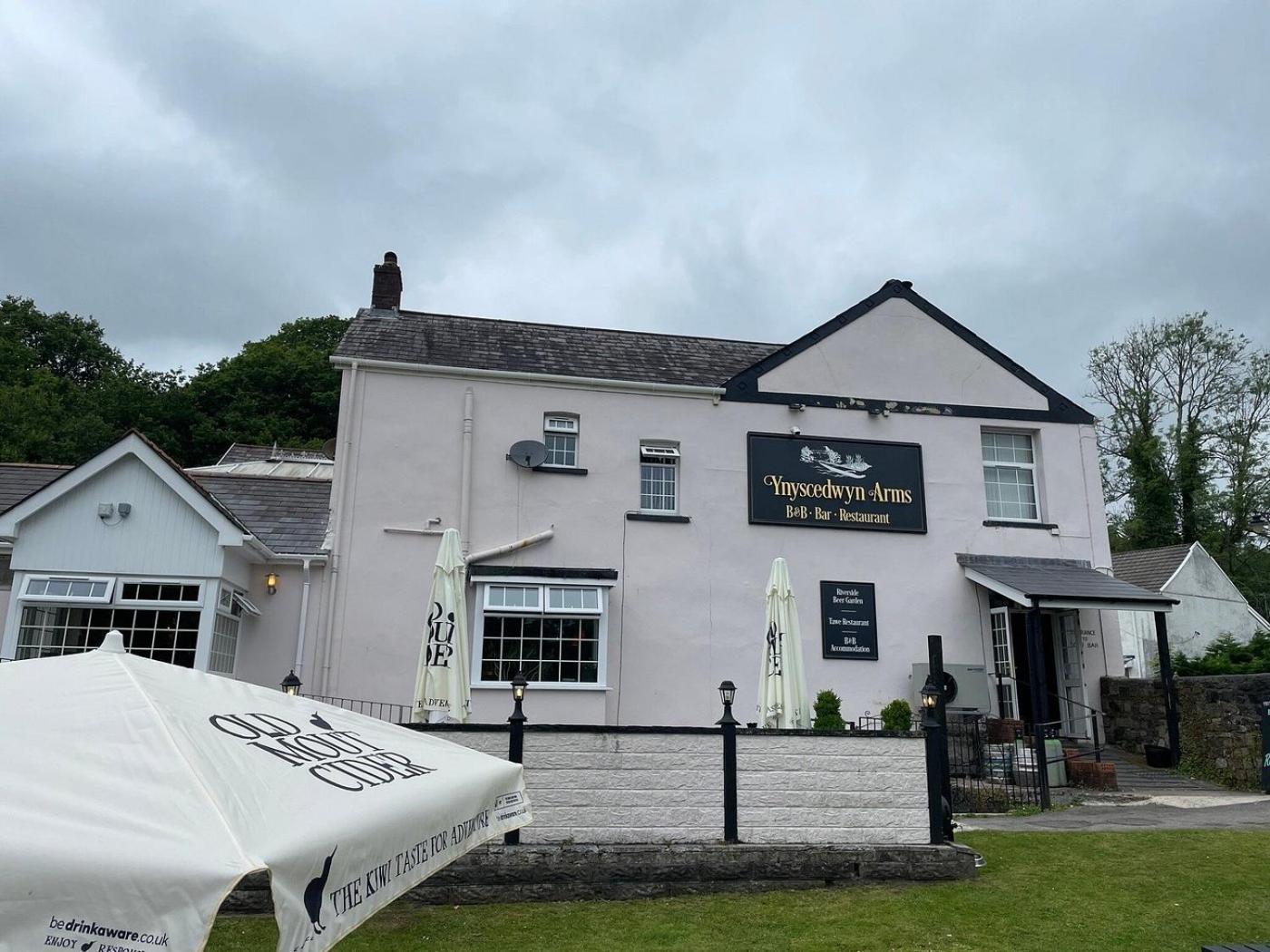 Hotel Ynyscedwyn Arms Ystradgynlais Exterior foto