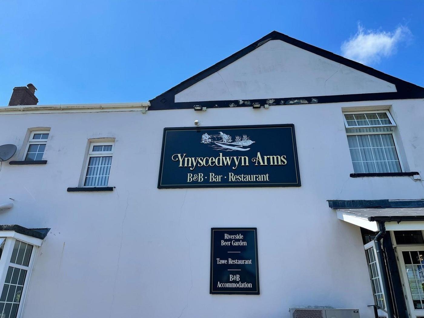 Hotel Ynyscedwyn Arms Ystradgynlais Exterior foto